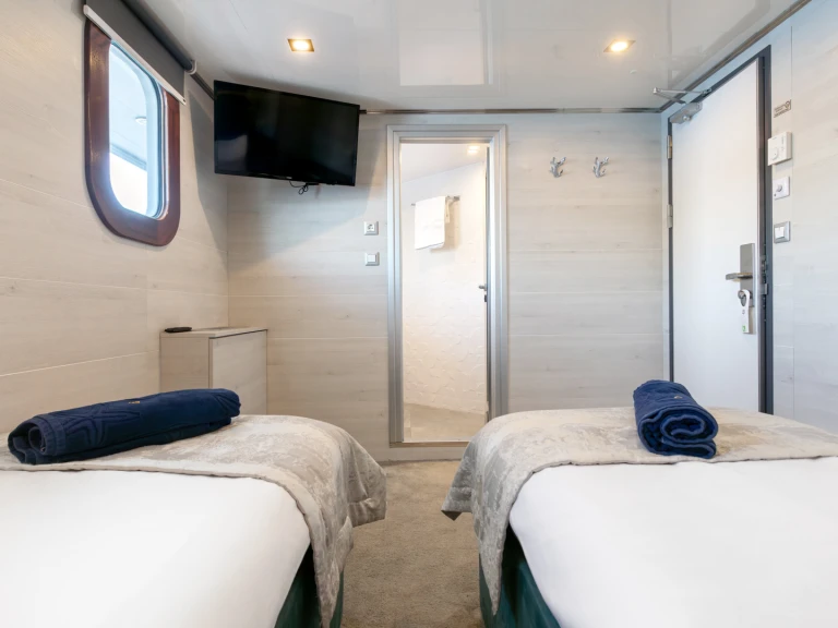 Rent a  Motoryacht Yolo Split