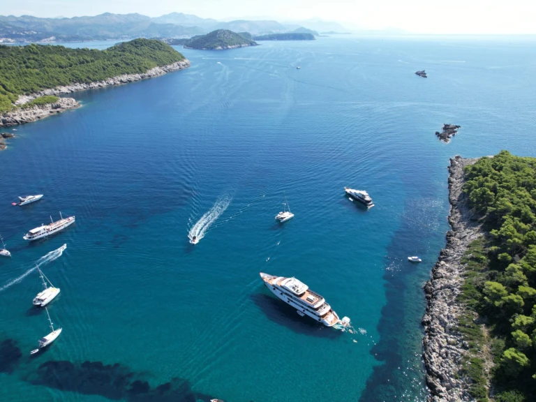 Yacht charter Split cheap Motoryacht Yolo