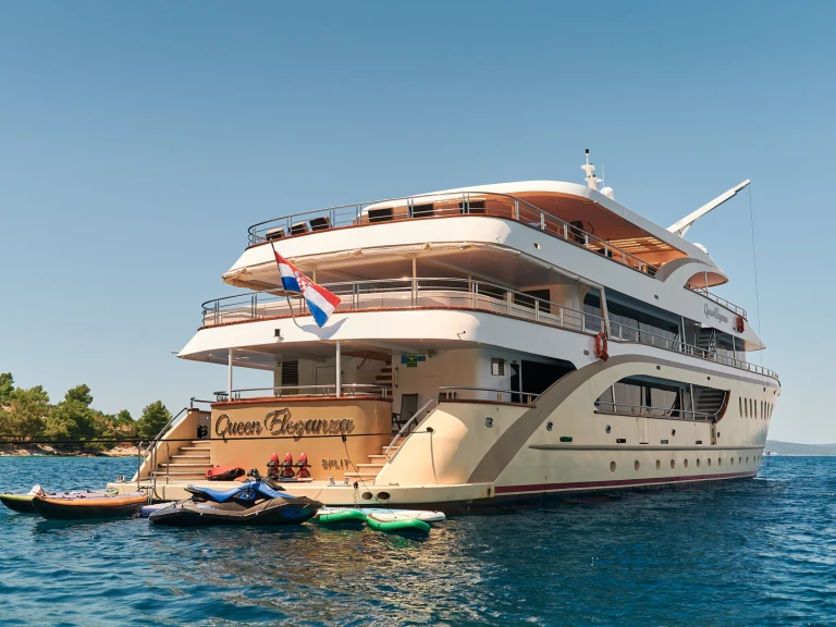  Motoryacht Queen Eleganza in Split on SamBoat