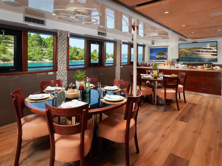 Rent a  Motoryacht Queen Eleganza Split