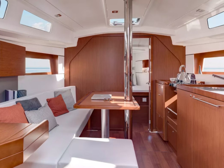 Boat rental Bénéteau Oceanis 35 in Furnari on Samboat