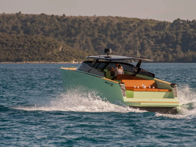 Bareboat Rental Motorboat Felix with a boat licence