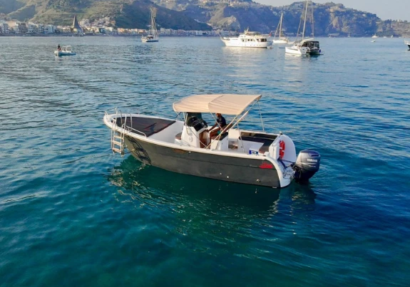 Boat rental Lever 750 in Giardini-Naxos on Samboat