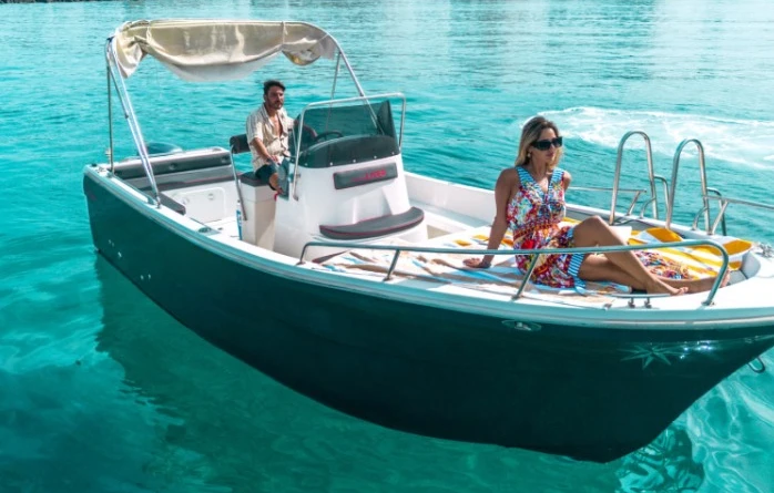 Bareboat Rental Motorboat Lever with a boat licence