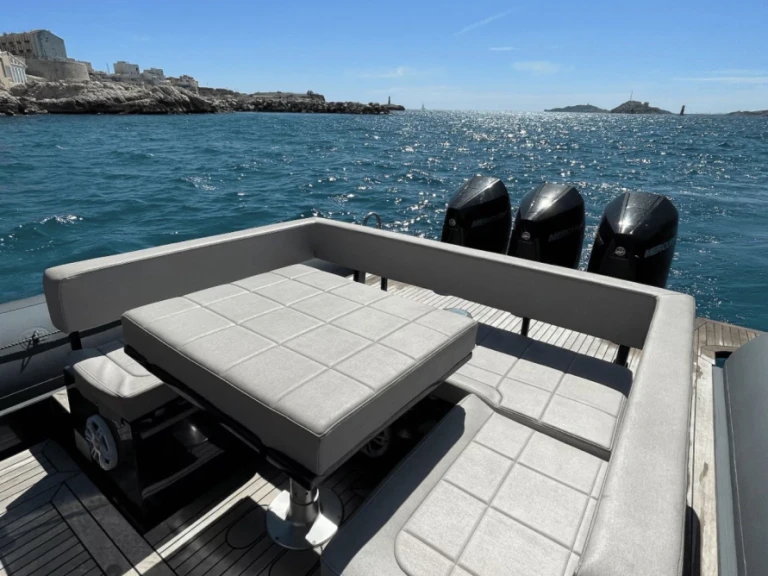 Yacht charter Saint-Tropez cheap Sea Water Phantom 400  