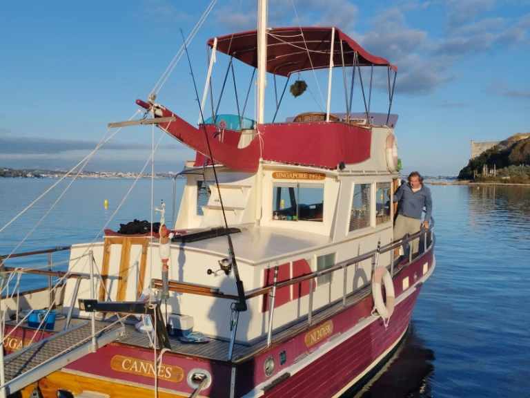 Bareboat Rental Motorboat Grand-Banks-36 with a boat licence