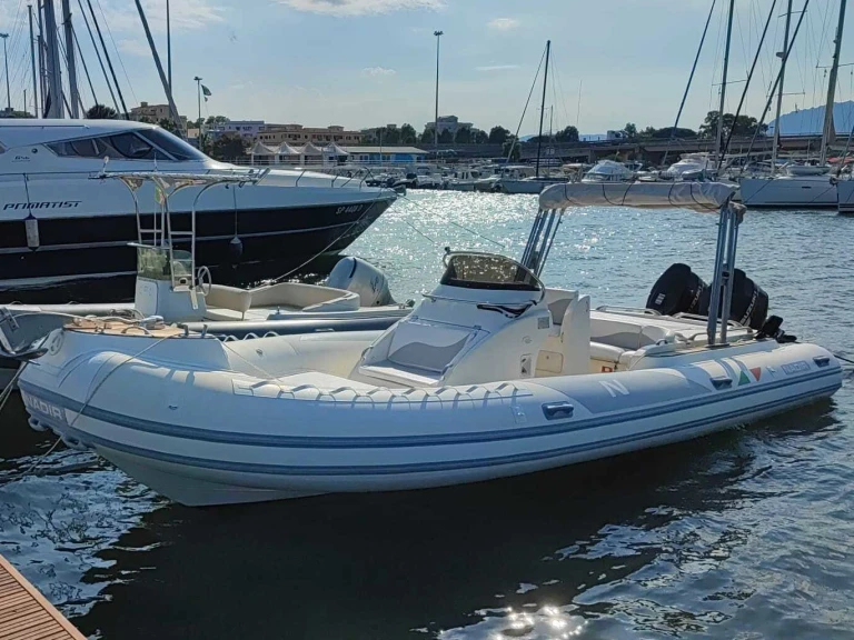 Boat rental  Nadir 33 in Golfo Aranci on Samboat