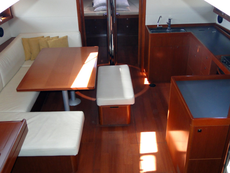 Rent a Bénéteau Oceanis 48 Komolac