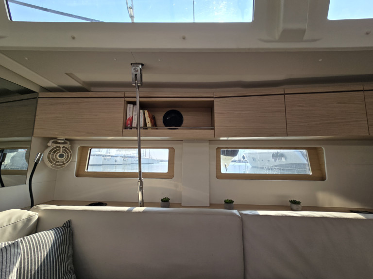 Rent a Bénéteau Oceanis 51.1 Alimos