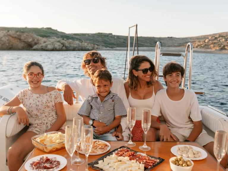 Bareboat Rental Motorboat Fairline with a boat licence