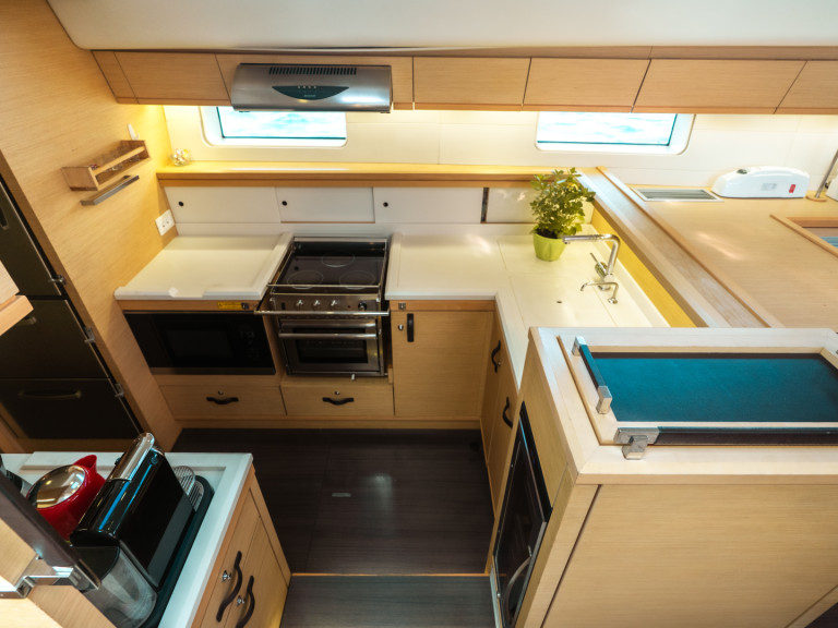 Sailboat for rent Lávrio at the best price