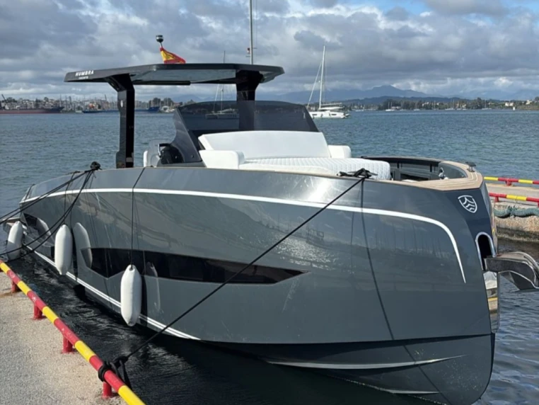 KUMBRA Kumbra 34 in Mykonos Port on SamBoat