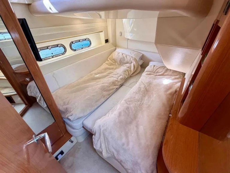 Sealine F425  in Antibes on SamBoat