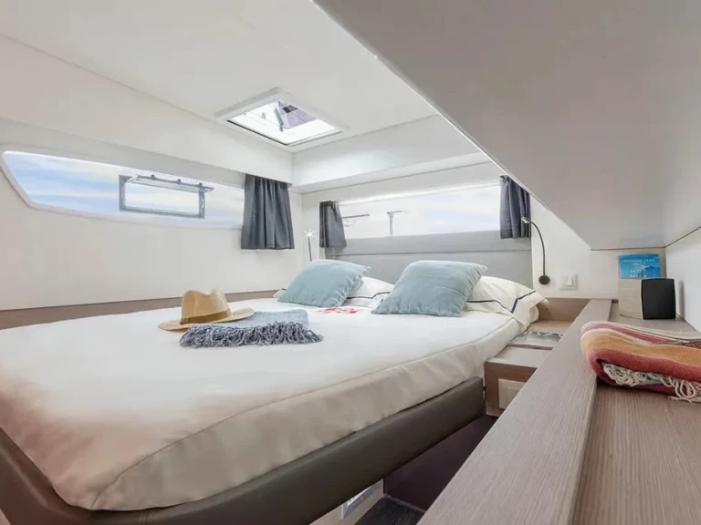 Yacht charter Cogolin cheap Elba 45 S