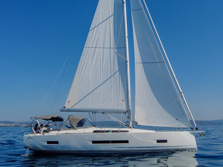 Sailboat for rent Cogolin at the best price