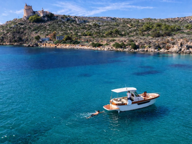 Motorboat for rent Cagliari at the best price