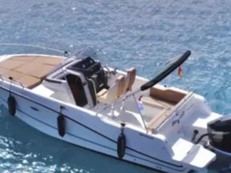 Quicksilver Activ 755 Sundeck in Hyères on SamBoat