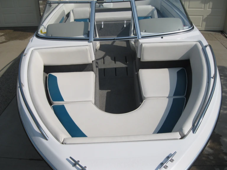 Bareboat Rental Motorboat Four Winns with a boat licence