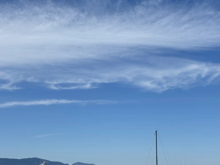 Sailboat for rent Sidney at the best price