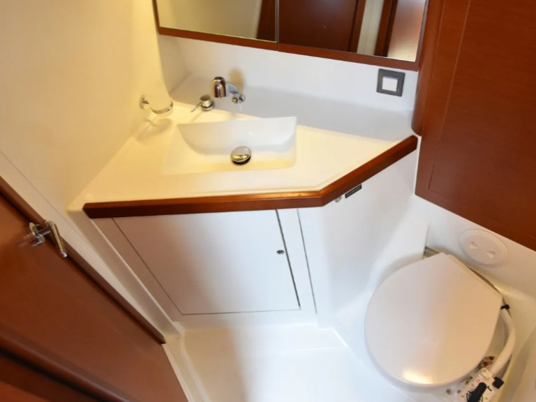 Bareboat Rental Sailboat Bénéteau with a boat licence