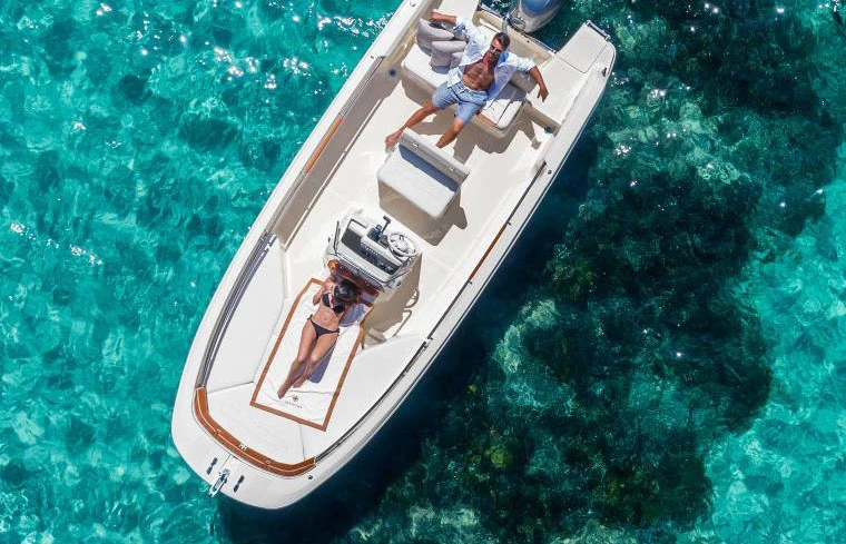 Bareboat Rental Motorboat Invictus  with a boat licence