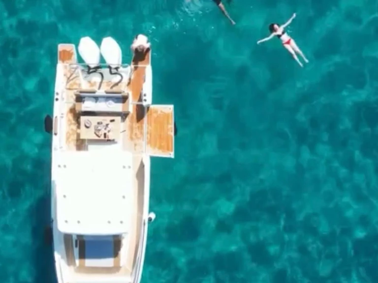 Bareboat Rental Motorboat Bénéteau with a boat licence