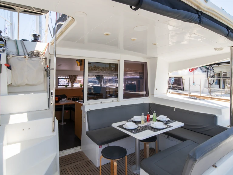 Boat rental Lagoon Lagoon 400 S2 in Lávrio on Samboat