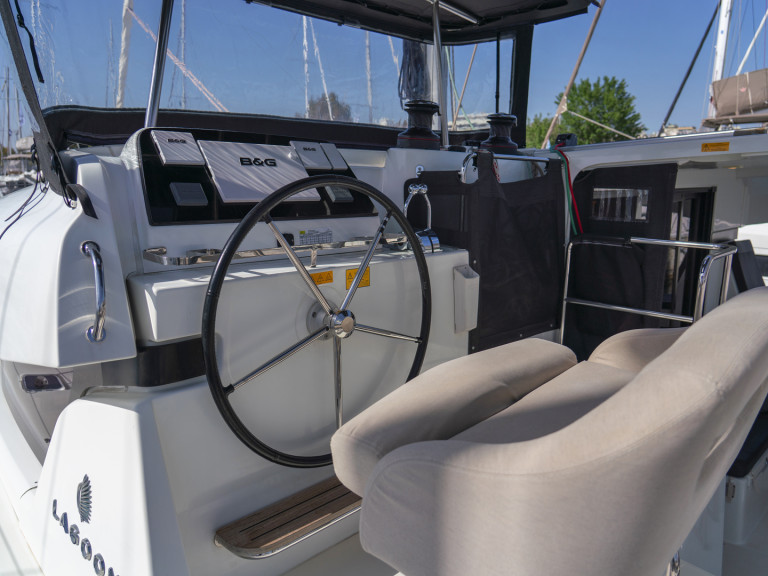 Lagoon Lagoon 42 in Alimos on SamBoat