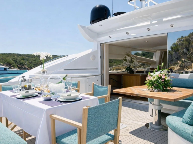 Luxury Yacht rental in Mahón - Sunseeker Predator 82