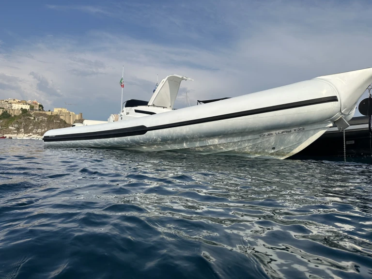 Doviboat One Way 100 in Naples on SamBoat