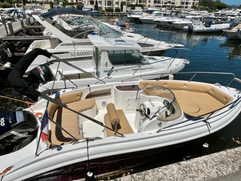 Bareboat Rental Motorboat Cantiere Nautico Trimarchi with a boat licence