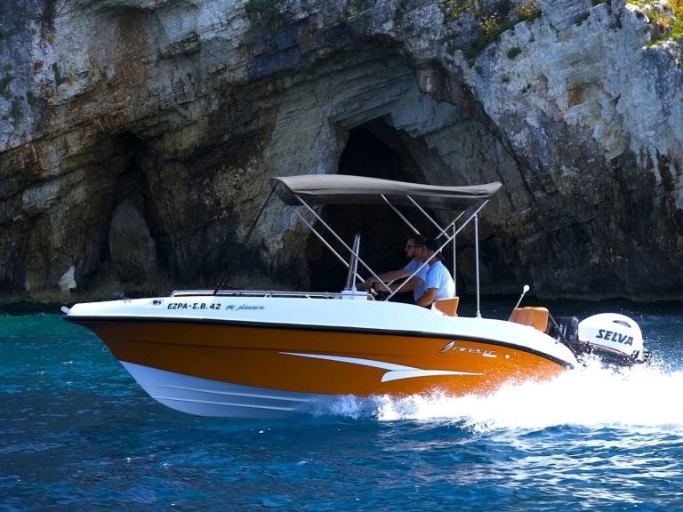 Nireus Ω53 in Psarou on SamBoat