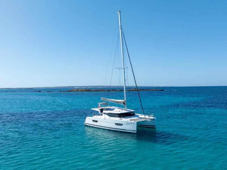 Catamaran rental in Rangiroa - Fountaine Pajot Lucia 40