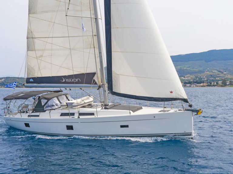 Sailboat for rent Lávrio at the best price