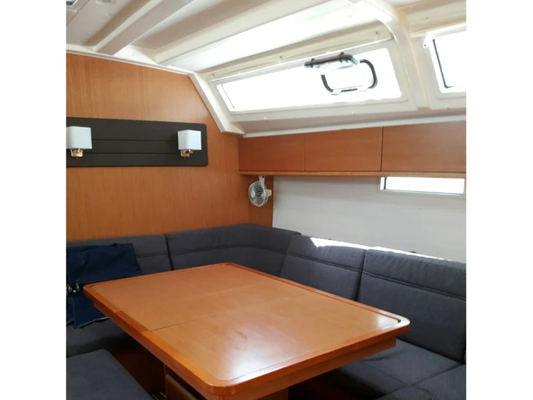 Sailboat for rent Lefkáda at the best price