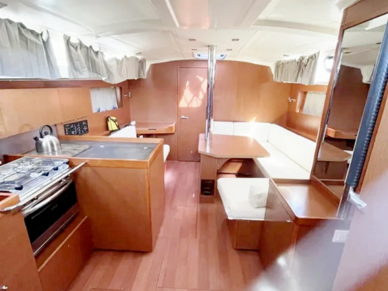 Sailboat rental with or without captain Bénéteau Perigiali