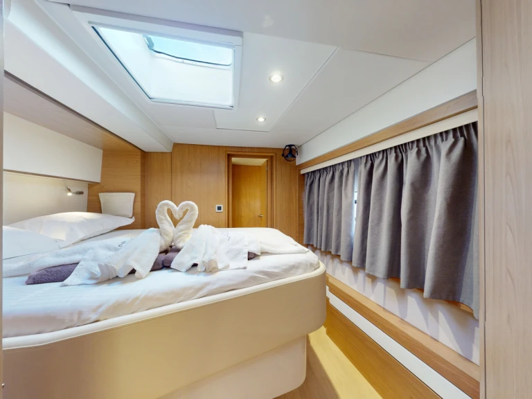 Bali Bali 5.4 charter bareboat or captained in  Lávrio