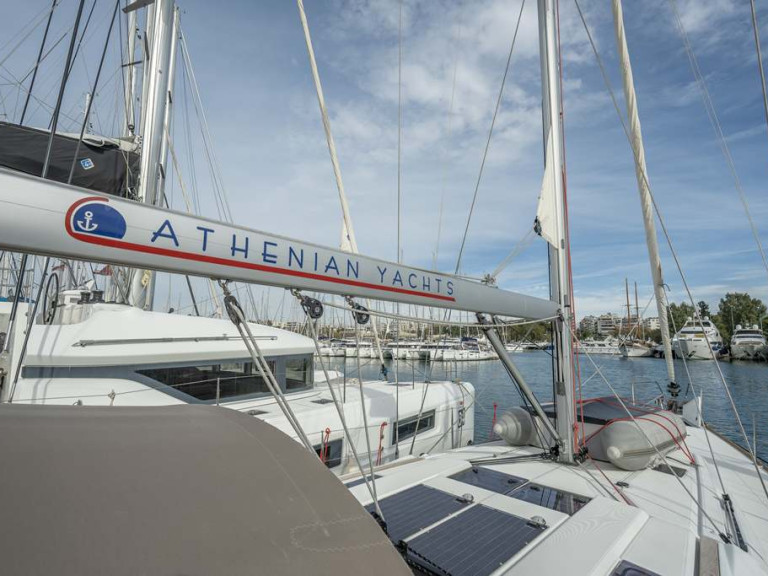 Sailboat for rent Lávrio at the best price