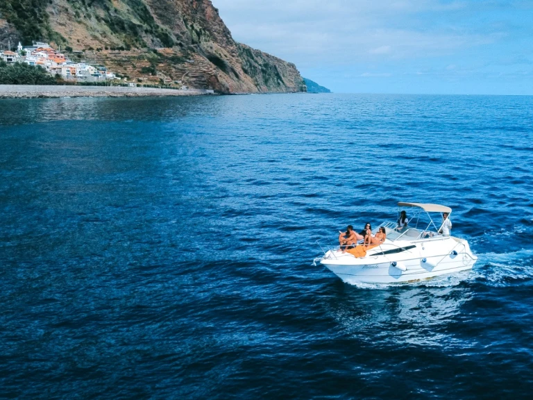 Bareboat Rental Motorboat Bayliner with a boat licence