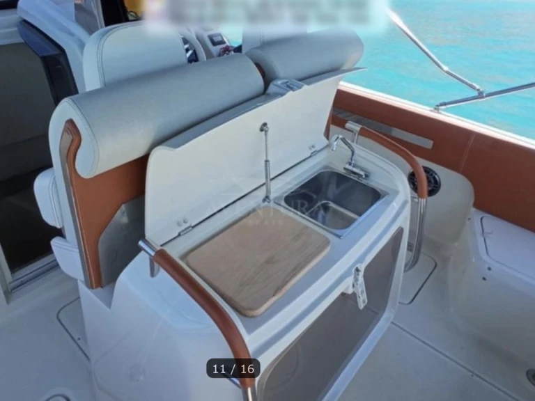 Bareboat Rental Motorboat Invictus  with a boat licence