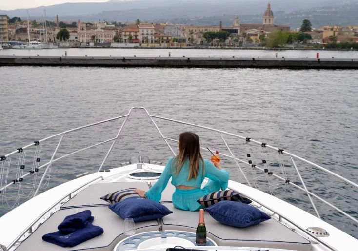 Bareboat Rental Motorboat Fairline with a boat licence