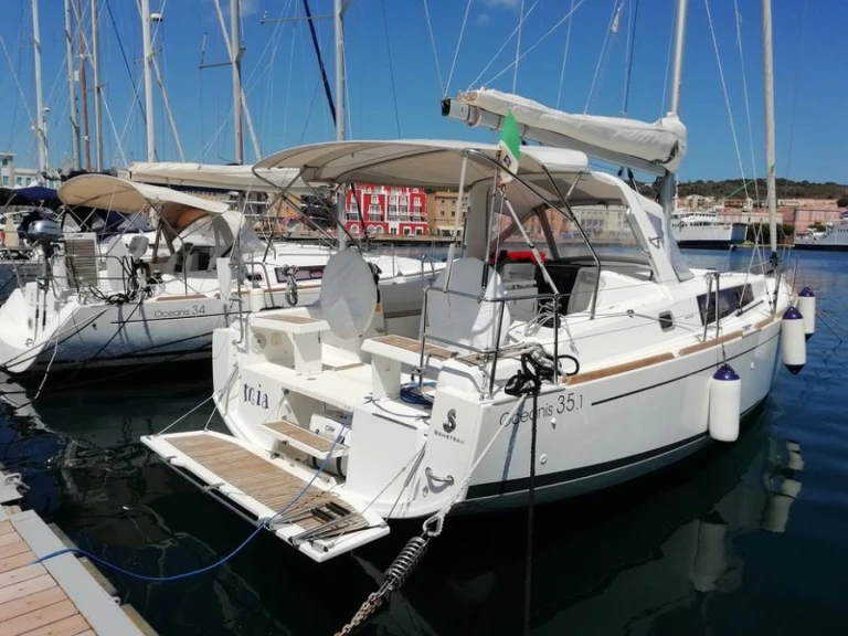 Bénéteau Oceanis 35.1 in Cagliari on SamBoat
