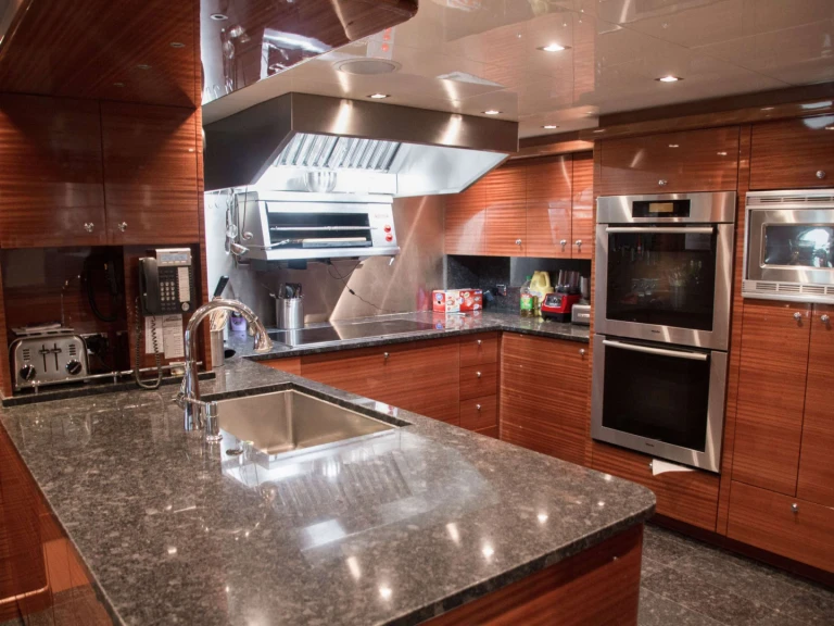 Yacht charter Bahamas cheap ASPEN ALTERNATIVE