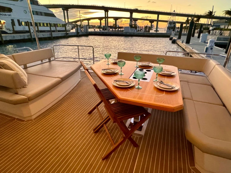 Luxury Yacht rental with or without captain Leopard Nassau