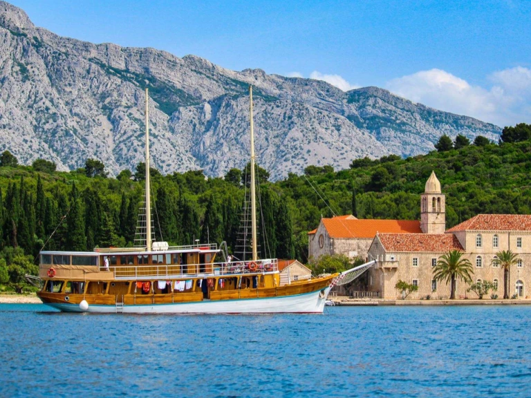 Bareboat Rental Luxury Yacht Custom with a boat licence