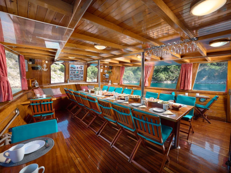 Bareboat Rental Luxury Yacht Custom with a boat licence