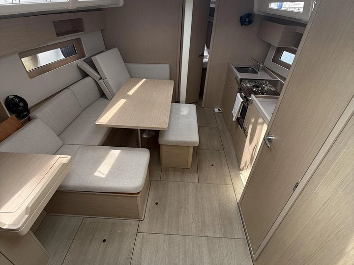 Sailboat rental in Alimos - Bénéteau Oceanis 37.1