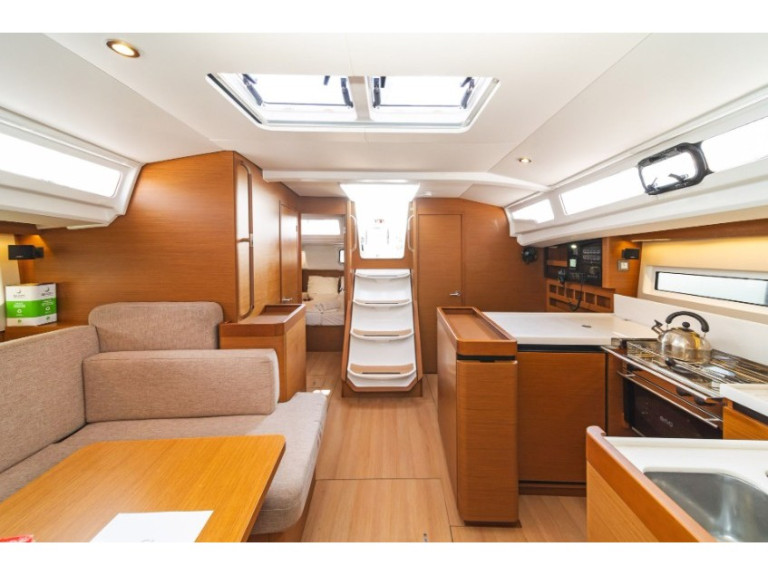 Sailboat for rent Lefkáda at the best price