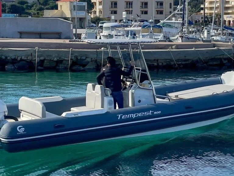 Rent a Capelli Tempest 900 Luxe Marine de Sant'Ambrogio