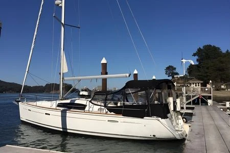 Bénéteau Océanis 409 in Granville on SamBoat